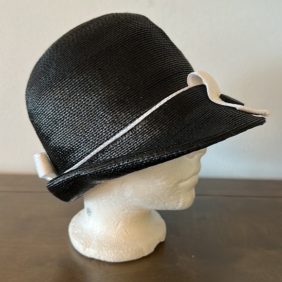 Vintage M’sieu Leon black cloche hat with white detail - Picture 4 of 9